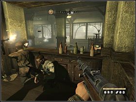 Wrogów dobrze byłoby zaskoczyć ustawiając się przy lewej okiennicy i niszcząc ją w wyniku ostrzału - Etap 1 - Stacja kolejowa (cz.1) | Opis przejścia Wolfenstein - Wolfenstein - poradnik do gry