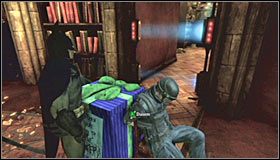 Po wyjściu z szybu wentylacyjnego przygotuj sobie Batarang i wyceluj w pokazaną na pierwszym screenie linę podtrzymującą żyrandol - Arkham Mansion (cz.2) | Opis przejścia Batman Arkham Asylum - Batman: Arkham Asylum - poradniki