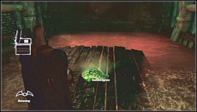 Wybierz sobie teraz z inwentarza Batarang i wyceluj ten gadżecik w pokazany na pierwszym screenie pojemnik - Caves #2 (cz.1) | Opis przejścia Batman Arkham Asylum - Batman: Arkham Asylum - poradniki