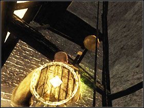 Wchodzimy do wnętrza (1 piętro), podnosimy leżący za beczką zwój telekinezy , patrzymy w górę i używamy zaklęcia na złotej misce - Miasto Harbor (3) | Rozdział 1 | Solucja Risen - Risen - poradnik do gry