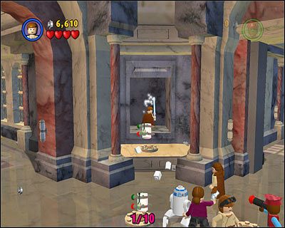 W miejscu, w którym całą paczką stajecie na przyciskach, by otworzyć drzwi po prawej, zniszcz posąg w głębi ekranu i stań na przycisku, który się pod nim znajdował - Chapter 5 - Retake Theed Palace - Free Play - Episode 1 - LEGO Star Wars: The Complete Saga - poradnik do gry