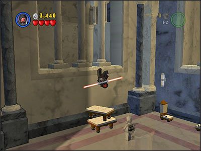 W pomieszczeniu ze stołami, ułóż dwa z nich w sposób pokazany na screenie, a następnie wyskocz na półkę, która stała się w ten sposób osiągalna - Chapter 5 - Retake Theed Palace - Free Play - Episode 1 - LEGO Star Wars: The Complete Saga - poradnik do gry