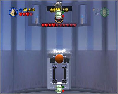 Gdy zrzucisz Maula z platformy, z której rzucał on do Ciebie różnymi przedmiotami, przełącz się na Jar-Jara i wyskocz na nią, by zebrać kanister - Chapter 6 - Darth Maul - Free Play - Episode 1 - LEGO Star Wars: The Complete Saga - poradnik do gry