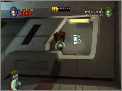 W ostatnim pomieszczeniu zniszcz dwie kraty z lewej (jedną ładunkiem wybuchowym, drugą mocą Sitha) i stańcie z towarzyszem na guzikach - Chapter 5 - Ruin of the Jedi - Free Play - Episode 3 - LEGO Star Wars: The Complete Saga - poradnik do gry