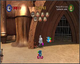 Przy głównej bramie, z której wychodzą przeciwnicy - Chapter 4 - Jedi Battle - Challenges - Episode 2 - LEGO Star Wars: The Complete Saga - poradnik do gry