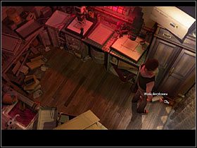 Wróć na górę i skieruj się do ciemni - za zasłoną w lewym dolnym rogu ekranu - Rozdział pierwszy (2) | Opis przejścia Black Mirror II - Black Mirror II - poradnik do gry