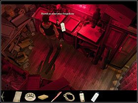 Teraz wsadź rolkę z filmem do stojącego z brzegu blatu zbiornika na wywoływacz fotograficzny (2), po czym nalej do niego wywoływacza - Rozdział pierwszy (3) | Opis przejścia Black Mirror II - Black Mirror II - poradnik do gry