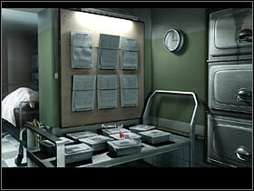 Weź strzykawkę z dolnej części stolika na kółkach i przyjrzyj się tablicy z kartami, zawierającymi spisy rzeczy zmarłych osób - Rozdział drugi (1) | Opis przejścia Black Mirror II - Black Mirror II - poradnik do gry