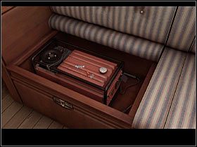 Po otwarciu sejfu wyjmij z niego pierścień i dyskietkę - Rozdział drugi (4) | Opis przejścia Black Mirror II - Black Mirror II - poradnik do gry