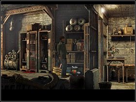 Wróć na górę, z szafek znowu weź dynamit i przewód detonacyjny, zejdź przez właz i w pomieszczeniu na dole zamocuj dynamit tym razem na wystającej betonowej belce stropowej w lewym rogu sufitu - Rozdział trzeci (4) | Opis przejścia Black Mirror II - Black Mirror II - poradnik do gry