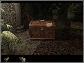 Podejdź do skrzyni (stoi na pierwszym planie), w której najprawdopodobniej ukryte są rzeczy Darrena - Rozdział czwarty (1) | Opis przejścia Black Mirror II - Black Mirror II - poradnik do gry