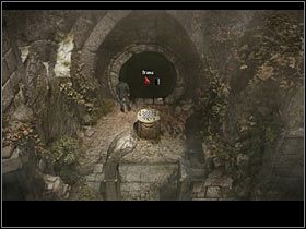 Maszeruj z powrotem do szachownicy na cokole i ustaw na niej figurki zgodnie ze wskazówką z kartki, znalezionej na drzewie przy latarni: króla na górze (północ), pionek na dole (południe), po lewej królową (zachód - tu trzeba zgadywać, bo zapis na kartce jest nieczytelny, ale też są tylko dwie opcje - Rozdział piąty (1) | Opis przejścia Black Mirror II - Black Mirror II - poradnik do gry