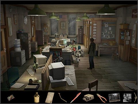 Policjantka - siedzi na posterunku przy komputerze - Dodatki (1) | Opis przejścia Black Mirror II - Black Mirror II - poradnik do gry