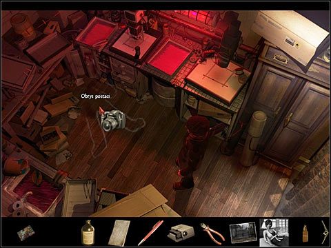 Obrys ciała Fullera - znajduje się w ciemni, w zakładzie fotograficznym w Biddeford, na podłodze po lewej - Dodatki (3) | Opis przejścia Black Mirror II - Black Mirror II - poradnik do gry