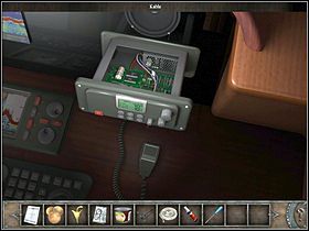 Podejdź do radia (w prawym rogu; zbliżenie) i powiadom policję o swoich podejrzeniach co do hrabiego (wystarczy kliknąć pokrywę radia) - Rejs jachtem - Rejs | Kair i Rejs | Chronicles of Mystery Drzewo Życia - Chronicles of Mystery: Drzewo Życia - poradnik do gry