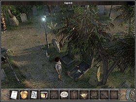 Za bramą podejdź do ławki (zbliżenie), otwórz stojącą pod nią skrzynkę i wyjmij z niej drucianą szczotkę - Cmentarz | Gibraltar | Chronicles of Mystery Drzewo Życia - Chronicles of Mystery: Drzewo Życia - poradnik do gry