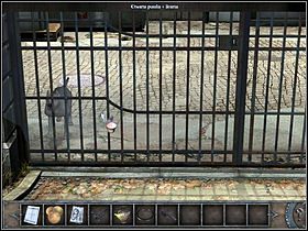 Wróć więc na plac i przejdź pod bramę po lewej (tuż przy komisariacie; dwukrotne zbliżenie) - Ulice | Gibraltar | Chronicles of Mystery Drzewo Życia - Chronicles of Mystery: Drzewo Życia - poradnik do gry