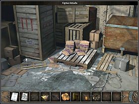 Teraz przejdź do skrzyń stojących na lewo od sterowca (zbliżenie) i podnieś leżący na ziemi (pomiędzy deskami po prawej) łańcuch oraz zgubione przy skrzynce po lewej ogniwo - Hangar | Gibraltar | Chronicles of Mystery Drzewo Życia - Chronicles of Mystery: Drzewo Życia - poradnik do gry