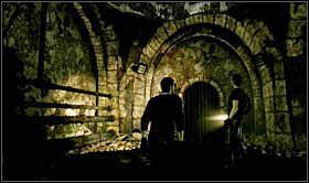 Tam, podobnie jak Flynn, przechodzimy po rurach przymocowanych do ściany i przeskakujemy na kolejną wyżej położoną półkę - Rozdział 2 Kradzież z włamaniem (1) | Opis przejścia Uncharted 2 Among Thieves - Uncharted 2: Among Thieves - poradnik do gry