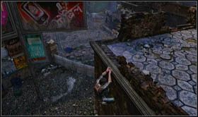 Po przejęciu kontroli nad bohaterem - dodajmy pozbawionym jakiejkolwiek broni - wyjdź na zewnątrz budynku i podejdź do lewej krawędzi dachu/balkonu, poczym zawiśnij na niej i zeskocz na ziemie (przez cały czas starając się pozostawać niezauważonym) - Rozdział 12 Zdążyć na pociąg | Opis przejścia Uncharted 2 Among Thieves - Uncharted 2: Among Thieves - poradnik do gry