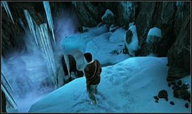 Po wejściu do środka odbij w lewo i schodząc po pokrytych śniegiem, kamiennych półkach, kontynuuj pościg za współtowarzyszem (po drodze będziesz zmuszony do przeskoku nad przepaścią) - Rozdział 17 W górach (1) | Opis przejścia Uncharted 2 Among Thieves - Uncharted 2: Among Thieves - poradnik do gry