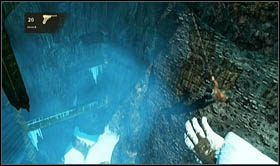 Po jej zakończeniu skieruj się do ulokowanej nieopodal drabinki i zejdź po niej na znajdującą się poniżej, zaśnieżoną półkę - Rozdział 18 Serce z lodu (2) | Opis przejścia Uncharted 2 Among Thieves - Uncharted 2: Among Thieves - poradnik do gry