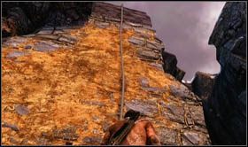 Kontynuując drogę dotrzesz do żółtych ścian klasztoru z wąskim, brązowym daszkiem - Rozdział 22 Gompa (2) | Opis przejścia Uncharted 2 Among Thieves - Uncharted 2: Among Thieves - poradnik do gry