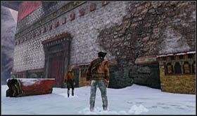 Po zażegnaniu niebezpieczeństwa, przejdź do wyjścia po przeciwnej stronie [sekret 8] i wyjdź na zewnątrz - Rozdział 22 Gompa (3) | Opis przejścia Uncharted 2 Among Thieves - Uncharted 2: Among Thieves - poradnik do gry