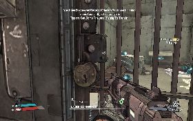 Skieruj się na południowy zachód [1] , gdzie znajdziesz celę, w której siedzi zamknięta Tannis (lewy obrazek) - Get Some Answers | Crimson Fastnes | Solucja Borderlands - Borderlands - poradnik do gry