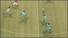 LB - włącza auto bieg. Trójkąt nad piłkarzem jest pusty w środku. - Sterowanie | Become a Legend w Pro Evolution Soccer 2010 - Pro Evolution Soccer 2010 - poradnik do gry