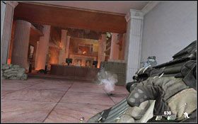 Kiedy dotrzesz pod murek #1 , odczekaj chwilę na sygnał, po którym czym prędzej biegnij za swoimi kompanami w stronę wejścia - Akt II - Z własnej woli | Kampania Call of Duty Modern Warfare 2 - Call of Duty: Modern Warfare 2 - poradnik do gry