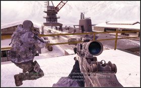 Na skrzyniach po prawej znajdziesz dodatkowe uzbrojenie - Akt III - Ewentualność | Kampania Call of Duty Modern Warfare 2 - Call of Duty: Modern Warfare 2 - poradnik do gry