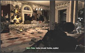 Kiedy wyjrzysz na zewnątrz, zauważysz w oddali opuszczających się na linach wrogów #1 , którzy po chwili przybiegną do Ciebie - Akt III - Hotel Whiskey | Kampania Call of Duty Modern Warfare 2 - Call of Duty: Modern Warfare 2 - poradnik do gry