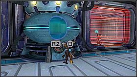 W owalnym korytarzu wspinamy się po ścianie do przełącznika, którym obracamy zaporę przed nami - Vorselons Ship | Opis przejścia | Ratchet & Clank A Crack in Time - Ratchet & Clank: A Crack in Time - poradnik do gry