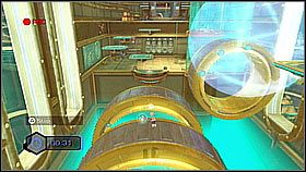 Żeby przejść łamigłówkę wcielamy się ponownie w niebieskiego Clanka i najpierw podnosimy do góry zieloną kopię aktywując czerwony przycisk (musi nam przecież otworzyć drzwi) - The Great Clock II | Opis przejścia | Ratchet & Clank A Crack in Time - Ratchet & Clank: A Crack in Time - poradnik do gry