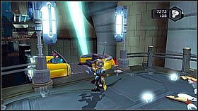 Idziemy do końca platformy, gdzie przed chwilą był duży przeciwnik i skręcamy w lewo - pod nami przesuwają się skocznie - Axiom City | Opis przejścia | Ratchet & Clank A Crack in Time - Ratchet & Clank: A Crack in Time - poradnik do gry