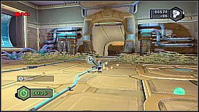 Na koniec wcielamy się w zielonego klona - najpierw wpuszczamy niebieskiego windą na górę stając na przycisku na dole (czyli powtarzamy to co wcześniej) - The Great Clock III | Opis przejścia | Ratchet & Clank A Crack in Time - Ratchet & Clank: A Crack in Time - poradnik do gry