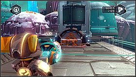 W środku celi znajdziemy naczynie z olejem - używamy na nim Omnisoakera - Tombli Outpost | Opis przejścia | Ratchet & Clank A Crack in Time - Ratchet & Clank: A Crack in Time - poradnik do gry