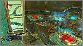 Niebieski i żółty są na drugiej, jeszcze opuszczonej windzie, więc powtarzamy ruchy czerwonego i będąc u góry przeskakujemy na przycisk na platformie - The Great Clock IV | Opis przejścia | Ratchet & Clank A Crack in Time - Ratchet & Clank: A Crack in Time - poradnik do gry