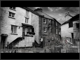 Przejdź w prawo i obejrzyj znajdujące się w akwarium kraby (a jakże - Saxton (1) | Opis przejścia - Dzień pierwszy | The Lost Crown - The Lost Crown: A Ghosthunting Adventure - poradnik do gry