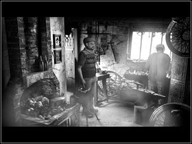 Idź dalej w prawo i wejdź do warsztatu Boba Tawny (pierwsze drzwi po lewej) - Saxton I | Opis przejścia - Dzień drugi | The Lost Crown - The Lost Crown: A Ghosthunting Adventure - poradnik do gry