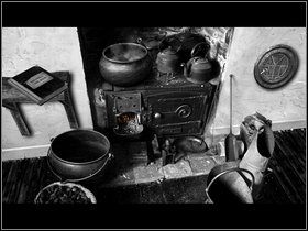 Podejdź do wejścia i przyjrzyj ptaszkowi w klatce oraz symbolowi po lewej - Sedge Marsh Northfield (1) | Opis przejścia - Dzień drugi | The Lost Crown - The Lost Crown: A Ghosthunting Adventure - poradnik do gry