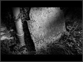 Idź w prawo i przyjrzyj się rumowisku - Sedge Marsh Northfield (1) | Opis przejścia - Dzień drugi | The Lost Crown - The Lost Crown: A Ghosthunting Adventure - poradnik do gry