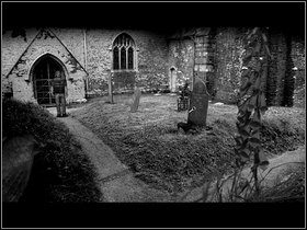 Kontynuuj marsz w prawo - na tyłach kościoła kolejna litera do podniesienia - Sedge Marsh Northfield (2) | Opis przejścia - Dzień drugi | The Lost Crown - The Lost Crown: A Ghosthunting Adventure - poradnik do gry