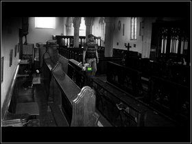 W środku przeczytaj informacje zawieszone na tablicy - Sedge Marsh Northfield (2) | Opis przejścia - Dzień drugi | The Lost Crown - The Lost Crown: A Ghosthunting Adventure - poradnik do gry