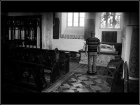 Udaj się w prawo i przyjrzyj sarkofagowi - usłyszysz, że aparat wykonał zdjęcie - Sedge Marsh Northfield (2) | Opis przejścia - Dzień drugi | The Lost Crown - The Lost Crown: A Ghosthunting Adventure - poradnik do gry