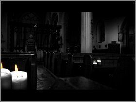 Kolejne zdjęcie zrób herbowi na płaskorzeźbie z dwoma damami, zaś trzeci herb znajdziesz na belce - Saxton III (2) | Opis przejścia - Dzień drugi | The Lost Crown - The Lost Crown: A Ghosthunting Adventure - poradnik do gry