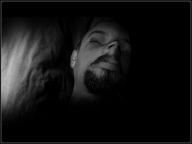 Po scence z Lucy połóż na stole nowe dowody (po prostu kliknij na stół), potem kliknij na parapet - Nigel rozstawi sprzęt - Saxton III (2) | Opis przejścia - Dzień drugi | The Lost Crown - The Lost Crown: A Ghosthunting Adventure - poradnik do gry