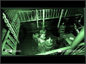 Wejdź do środka i przyjrzy się gratom - Saxton (2) | Opis przejścia - Dzień trzeci | The Lost Crown - The Lost Crown: A Ghosthunting Adventure - poradnik do gry