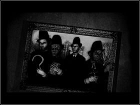 Przejdź pod drzwi i użyj walkie-talkie - Saxton (2) | Opis przejścia - Dzień trzeci | The Lost Crown - The Lost Crown: A Ghosthunting Adventure - poradnik do gry